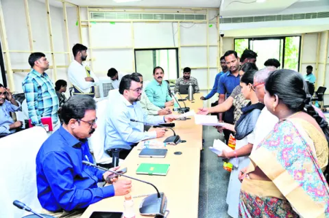 ప్రజావాణి ఫిర్యాదులకు ప్రాధాన్యం ఇవ్వాలి 