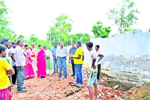నత్తనడకన ఇళ్ల నిర్మాణం