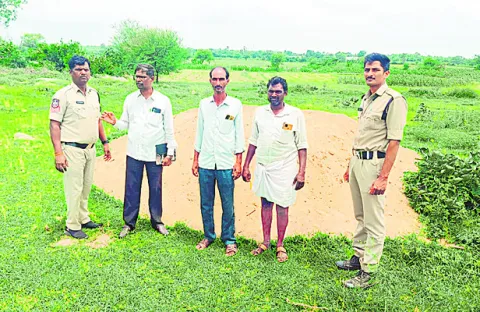 పొలాల వద్ద ఇసుక డంపులు 