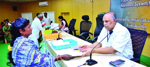అర్జీలకు మెరుగైన పరిష్కారం చూపాలి 