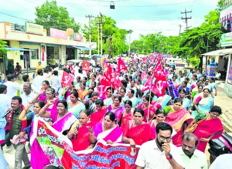 హామీలు నెరవేర్చడం చేతకాకపోతే గద్దె దిగండి