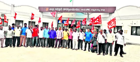 మున్సిపల్‌ ఇంజినీరింగ్‌ కార్మికుల నిరసన