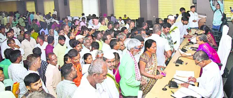 అర్జీలు త్వరగా పరిష్కరించండి