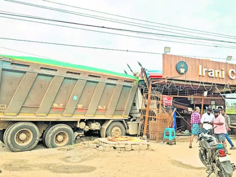 దుకాణంలోకి దూసుకెళ్లిన టిప్పర్‌ 
