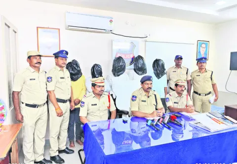 దొంగతనం కేసులో ఐదుగురి అరెస్ట్‌