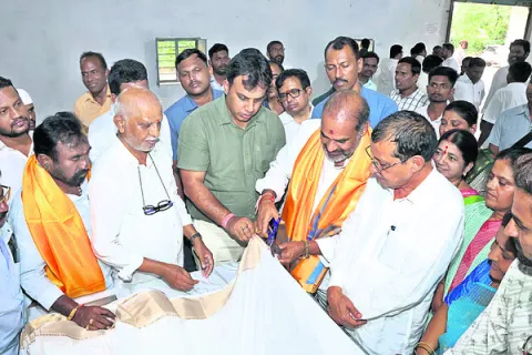 మహిళలు గర్వపడేలా చీరలుండాలి