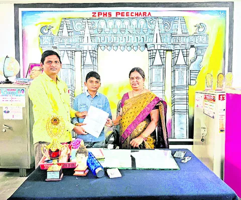 కుమారుడిని ప్రభుత్వ పాఠశాలలో చేర్పించిన ఉపాధ్యాయుడు