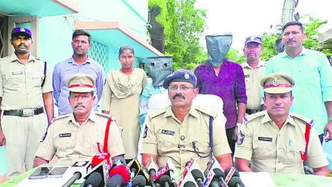 వృద్ధురాళ్ల హత్య కేసులో నిందితుల అరెస్ట్‌ 