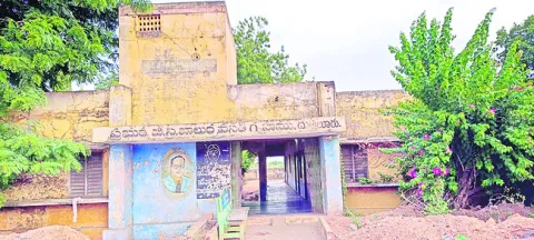 బీసీ హాస్టల్‌ మూసివేత 
