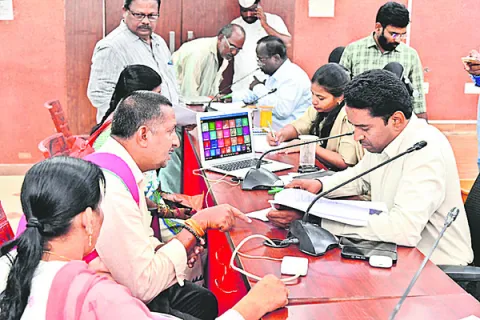 అర్జీల పరిష్కారంలో అలసత్వం వద్దు