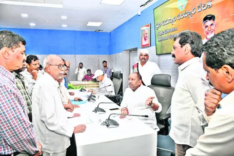 అర్జీలు స్వీకరించిన మేయర్‌ 