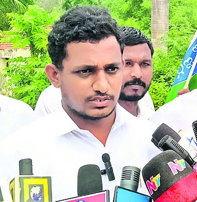 విద్యార్థులను ఇబ్బంది పెట్టడంలో రికార్డు  