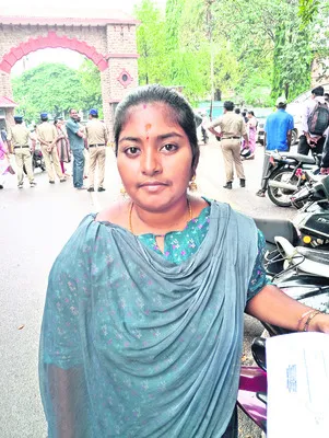 ఉద్యోగం ఇవ్వండి 
