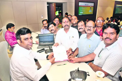 జర్నలిస్టుల పిల్లలకు ఫీజు రాయితీ కల్పించండి