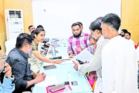 ప్రజా ఫిర్యాదులపై శ్రద్ధ పెట్టండి  
