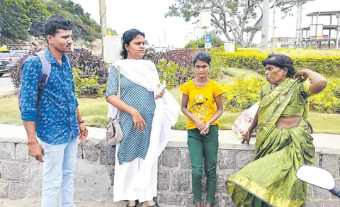Yadagirigutta Traffic Constable Koti Help Girl