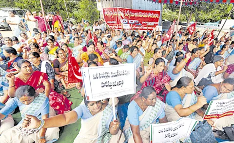 Anganwadi Workers Protest At Collectorates Over Chandrababu Promises: Andhra Pradesh