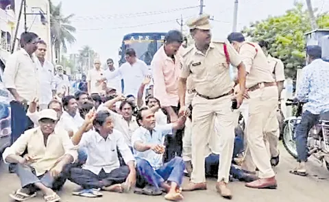 Farmers Protest In Amalapuram Collector Office: Andhra Pradesh