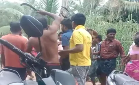 వైఎస్సార్‌సీపీ కార్యకర్తలపై కత్తులతో దాడి