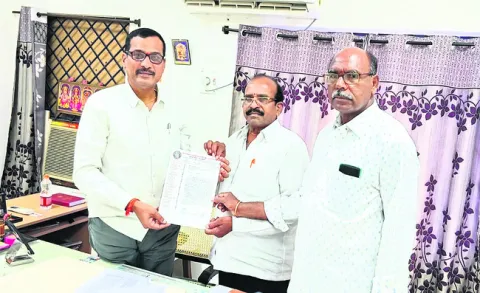 రేషన్‌ షాపుల్లో పేరుకుపోతున్న బియ్యం