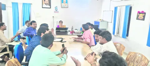 న్యాయం చేయకుంటే ఆత్మహత్యలు చేసుకుంటాం 