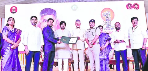 కలెక్టర్‌, ఎస్పీలకు ప్రపంచ బుక్‌ రికార్డు 