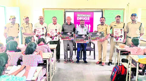 మత్తు పదార్థాలకు దూరంగా ఉండాలి