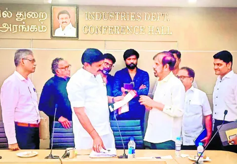 మంత్రి సమక్షంలో చర్చలు ఫలించేనా ? 