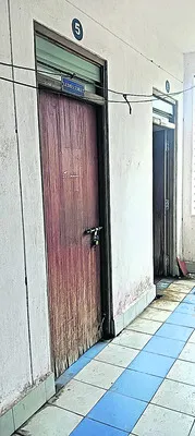 మహిళల టాయిలెట్‌కు తాళాలు 