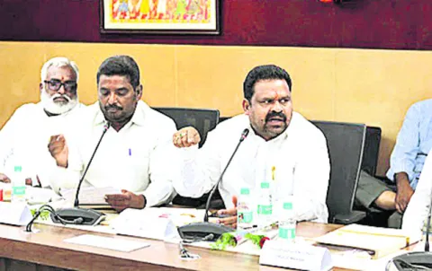 అధికారుల దృష్టికి రైల్వే సమస్యలు 
