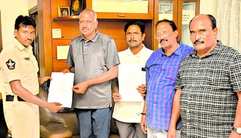 రెడ్‌బుక్‌ పోలీస్‌ 