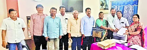 బదిలీ అయిన ఉపాధ్యాయులను రిలీవ్‌ చేయాలి 