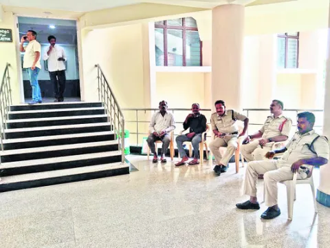 గురుకుల హాస్టల్‌ టెండర్లలో ఉద్రిక్తత