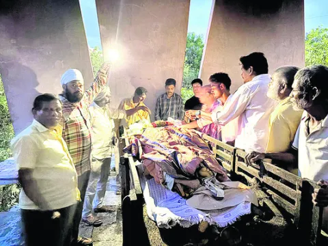 సెల్‌ఫోన్‌ వెలుగులో అంత్యక్రియలు