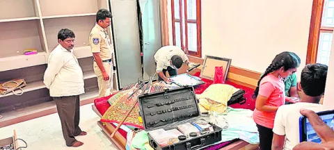 తాళం వేసిన ఇంట్లో చోరీ 