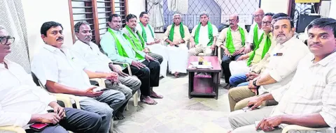 సీమ ప్రాజెక్టులకు తక్షణమే  నీరు విడుదల చేయాలి  
