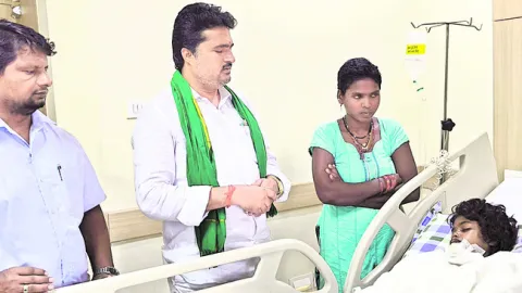 గిరిజన బాలికకు పరామర్శ 
