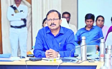 ‘భూ భారతి’ దరఖాస్తులను పరిష్కరించాలి 