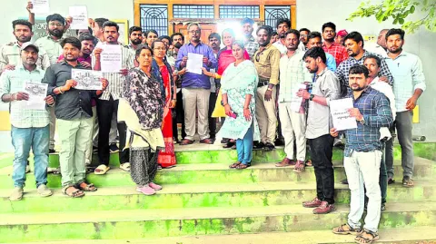 సచివాలయ ఉద్యోగుల బదిలీల్లో రాజకీయం 