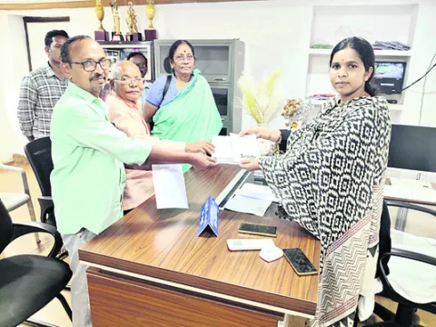 సబ్‌ కలెక్టర్‌ హామీతో దీక్ష విరమణ 