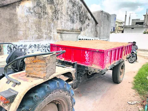 ట్రాక్టర్‌ ఇసుక 5 వేలు!