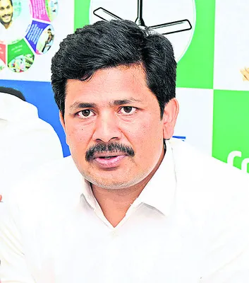 అధికారుల నిర్లక్ష్యంతోనే విద్యార్థులకు అస్వస్థత 