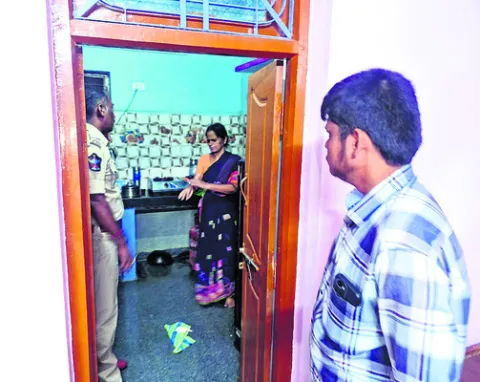 మహిళను కత్తులతో బెదిరించి బంగారు అపహరణ 