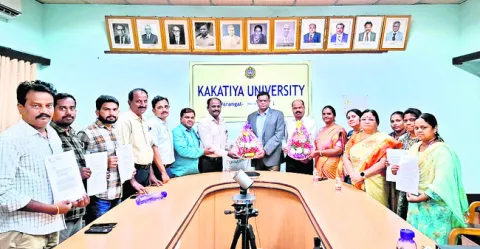 కేయూ వీసీని కలిసిన రీసెర్చ్‌ ప్రాజెక్ట్‌ సభ్యులు