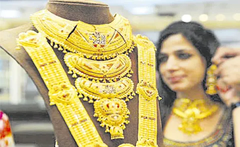 Gold prices in Delhi fell by Rs 900 to Rs 98900 per 10 grams