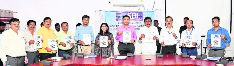 లక్ష్యాలకు అనుగుణంగా రుణాలందించాలి