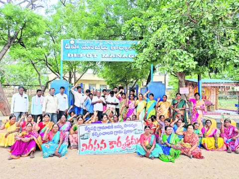బస్సు సౌకర్యం కల్పించాలని ధర్నా