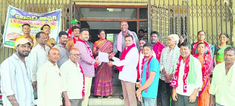 పెండింగ్‌ వేతనాలు చెల్లించాలని వినతి