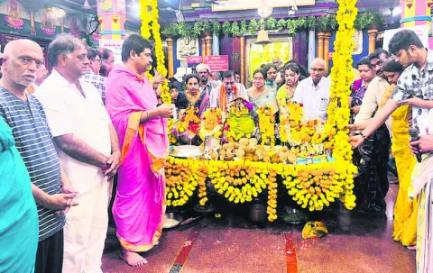 ● మావుళ్లమ్మకు ఉయ్యాల సేవ 