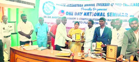 సమాజ సేవకులకు సత్కారం 